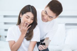 100 Pantun gombalan maut untuk suami, simpel tapi bikin happy dan hubungan makin lengket