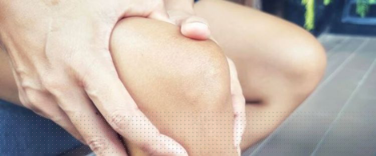 Cerah merata tanpa kunyit, ini rahasia scrub buah alami yang ampuh samarkan siku dan lutut hitam