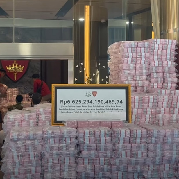 Penampakan 'gunung' uang Rp6,62 T sitaan Kejagung yang penuhi pintu gedung, diserahkan ke pemerintah