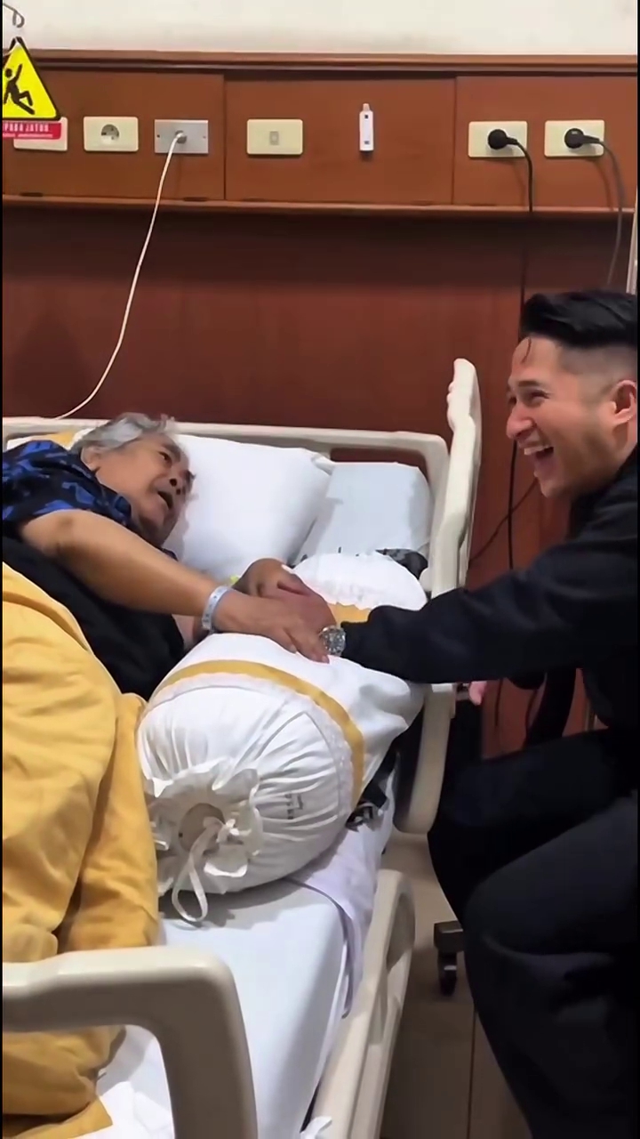 Jaja Miharja kembali masuk rumah sakit karena komplikasi, intip 9 potretnya saat ditengok Irfan Hakim