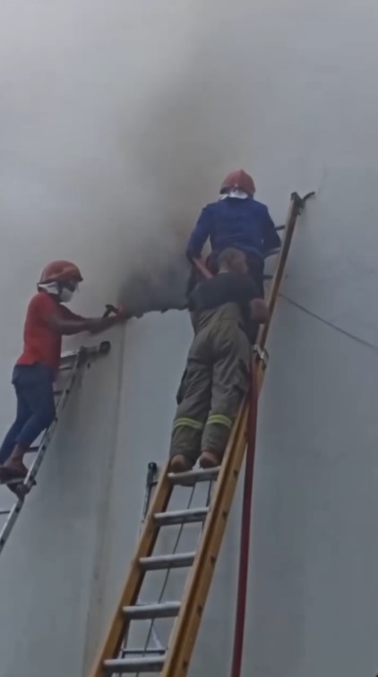 Salut! Tinggalkan momen dilantik jadi PPPK, petugas damkar Lebak pilih gercep tangani kebakaran