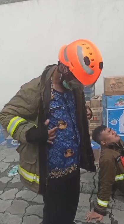 Salut! Tinggalkan momen dilantik jadi PPPK, petugas damkar Lebak pilih gercep tangani kebakaran