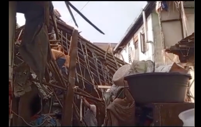 Rumah berusia 100 tahun milik Diding Boneng ambruk diterjang hujan badai