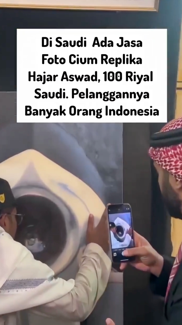 Beredar video jasa foto cium replika Hajar Aswad 100 riyal digemari jemaah Indonesia, ini faktanya