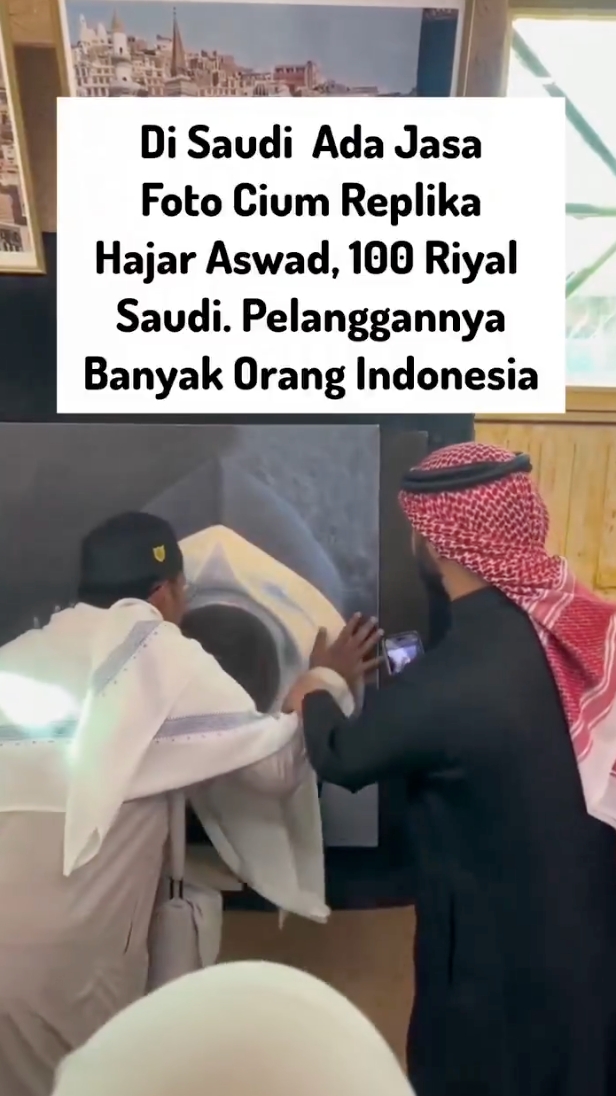 Beredar video jasa foto cium replika Hajar Aswad 100 riyal digemari jemaah Indonesia, ini faktanya