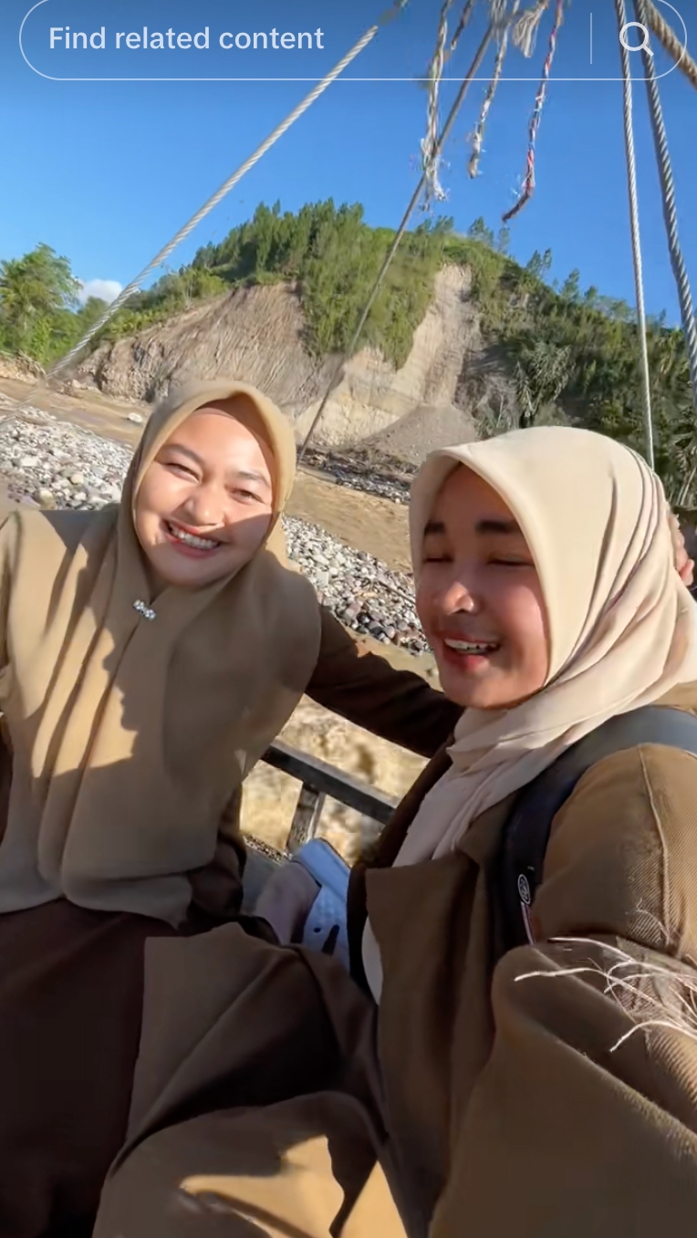 Momen menegangkan guru di Aceh seberangi sungai pakai tali sling demi masuk sekolah