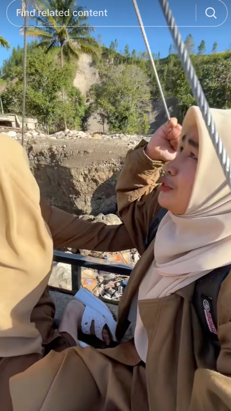 Momen menegangkan guru di Aceh seberangi sungai pakai tali sling demi masuk sekolah