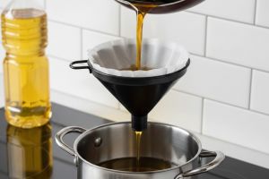 Kenapa minyak goreng cepat hitam? Cek 6 cara praktis mengatasinya berikut ini