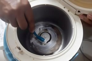 Jangan panik, 6 cara ampuh hilangkan noda gosong rice cooker tanpa merusak lapisannya