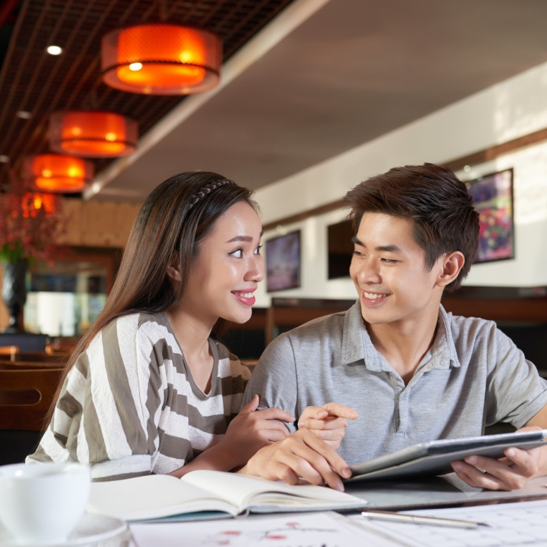 30 Gombalan maut untuk pasangan yang siap sedia mendukung karier, cara manis puji suami