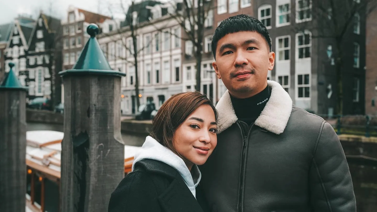 20 Pantun romantis suami provider, cara manis puji pasangan yang siaga mencukupi