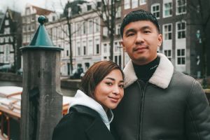 20 Pantun romantis suami provider, cara manis puji pasangan yang siaga mencukupi