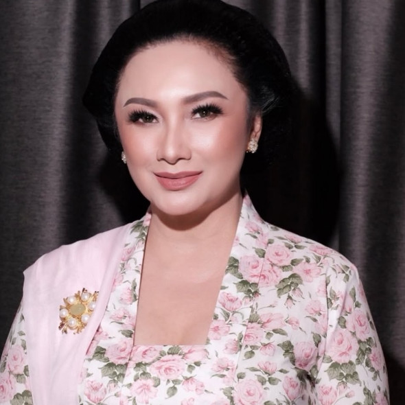 7 Potret Tata Cahyani memesona kenakan baju tradisional dan rambut disanggul