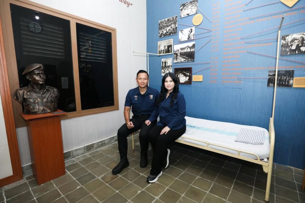 7 Potret Annisa Pohan dampingi AHY reuni di Akmil, tuai doa agar kehamilan berjalan lancar