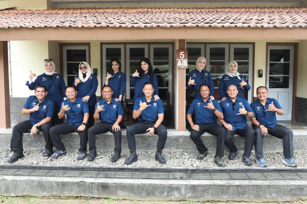 7 Potret Annisa Pohan dampingi AHY reuni di Akmil, tuai doa agar kehamilan berjalan lancar