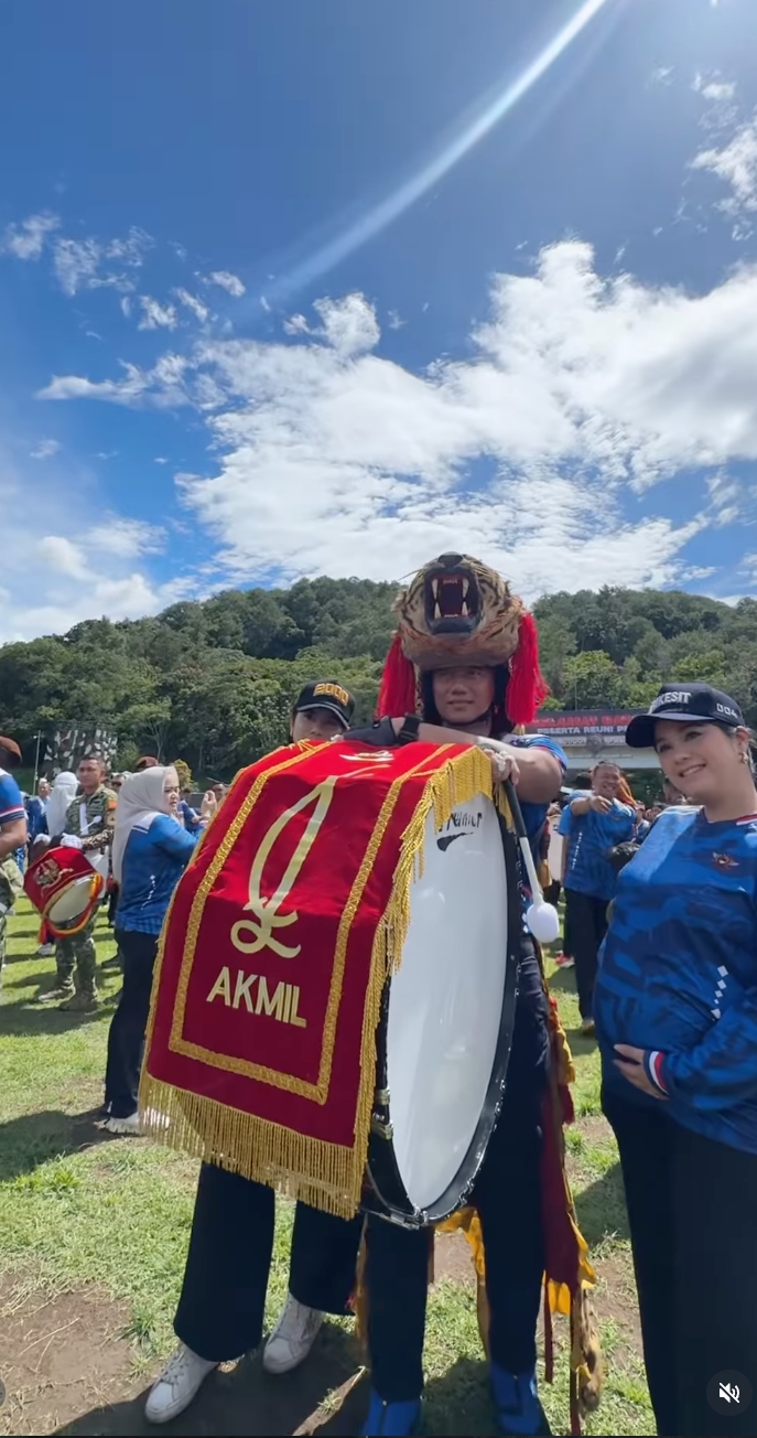 7 Potret Annisa Pohan dampingi AHY reuni di Akmil, tuai doa agar kehamilan berjalan lancar
