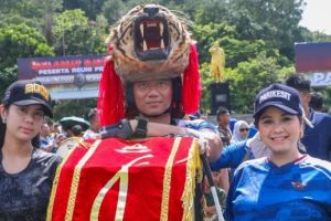 7 Potret Annisa Pohan dampingi AHY reuni di Akmil, tuai doa agar kehamilan berjalan lancar