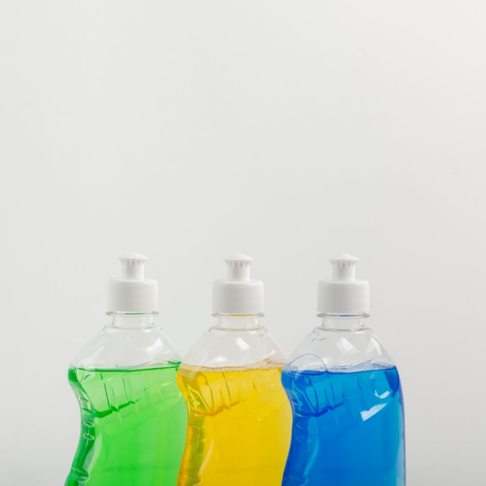 7 Cara membersihkan bau amis dan noda talenan tanpa perlu direndam berjam-jam