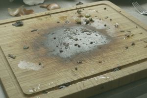 7 Cara membersihkan bau amis dan noda talenan tanpa perlu direndam berjam-jam