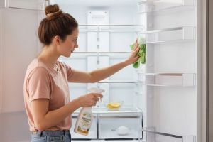 Kulkas bersih seperti baru! Ini 7 cara menghilangkan noda lengket tanpa ribet