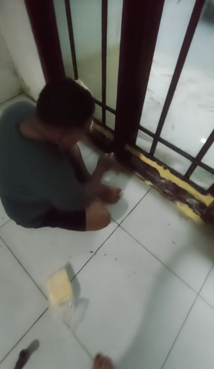 Cara darurat cegah air banjir masuk rumah pakai mentega, pria ini buktikan sendiri