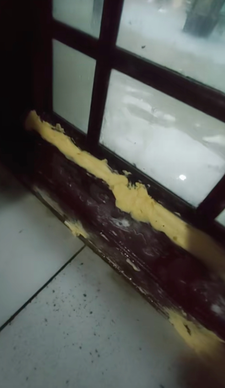 Cara darurat cegah air banjir masuk rumah pakai mentega, pria ini buktikan sendiri