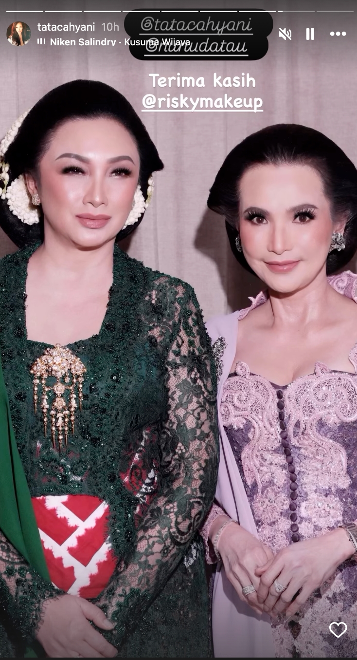 Sahabat sejati bertahun-tahun, 5 potret adu gaya Tata Cahyani dan pesinetron Nunu Datau