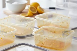 Punya wadah plastik menguning kusam? Ini 7 cara ampuh membersihkannya pakai bahan dapur