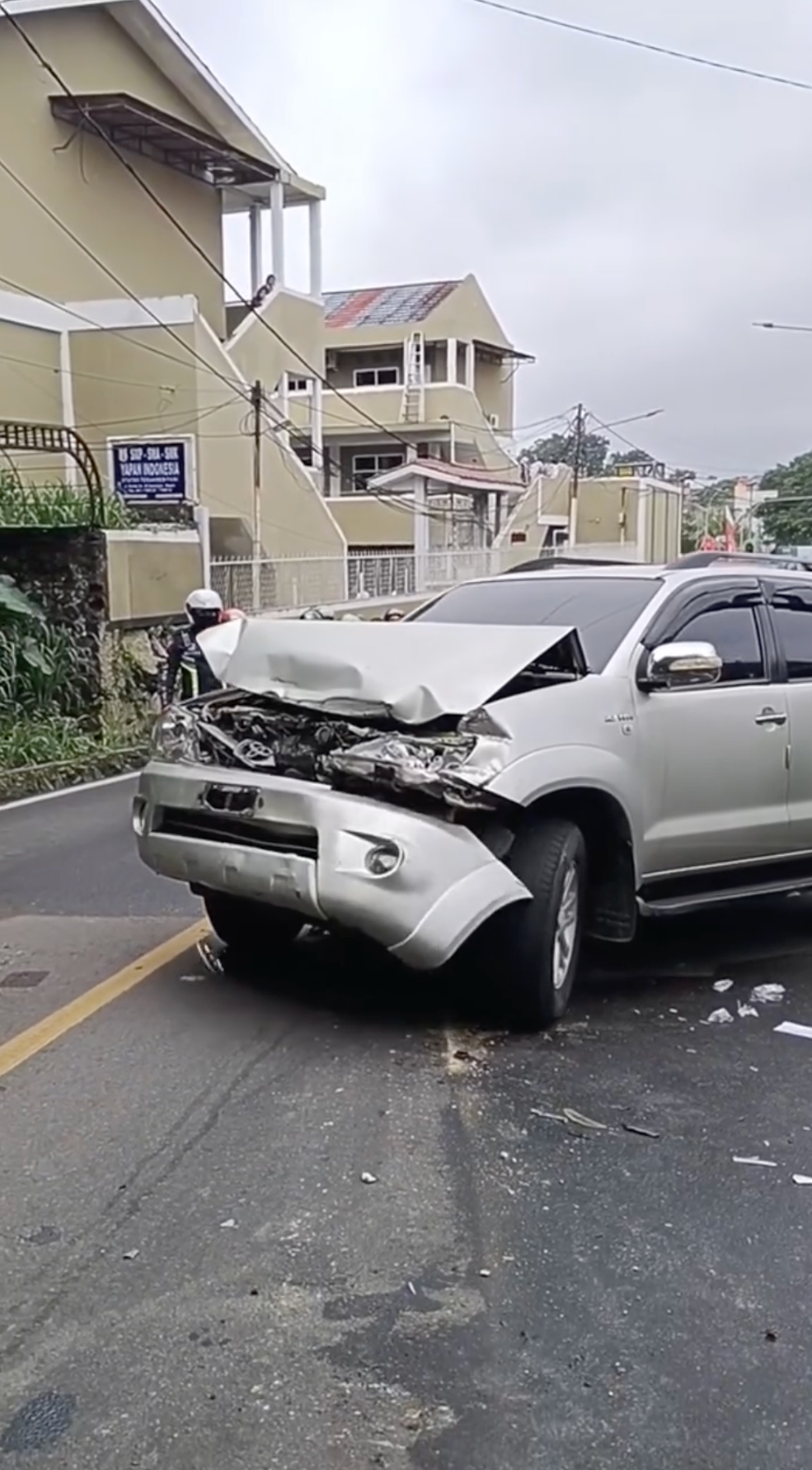 Aksi heroik istri polisi korbankan Fortuner demi tahan truk mundur karena patah as roda