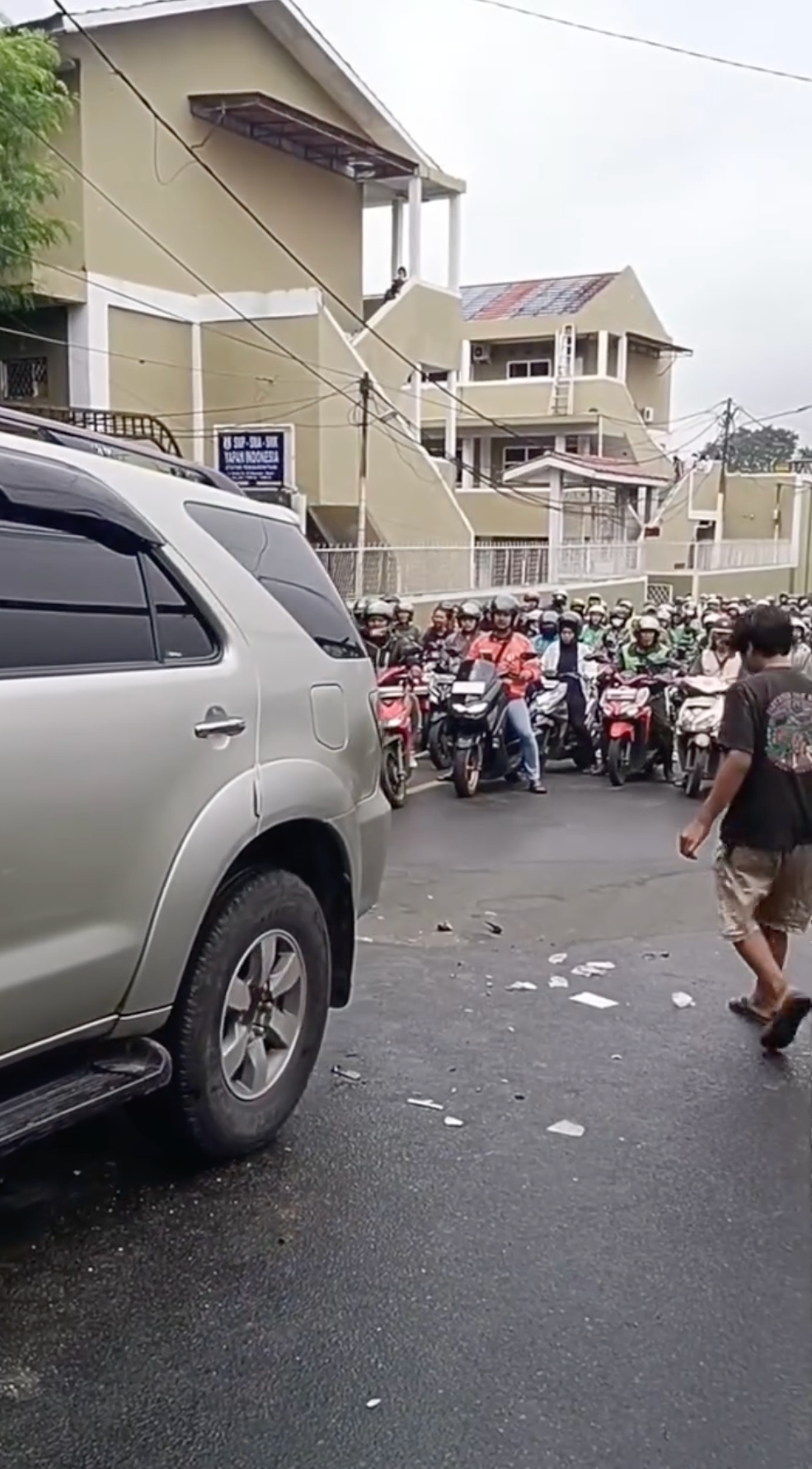 Aksi heroik istri polisi korbankan Fortuner demi tahan truk mundur karena patah as roda