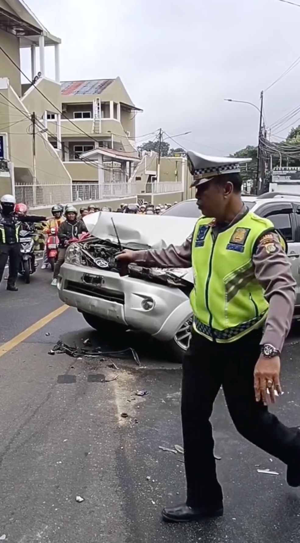 Aksi heroik istri polisi korbankan Fortuner demi tahan truk mundur karena patah as roda