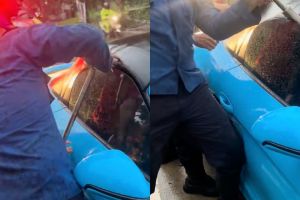 Kunci ketinggalan di dalam Porsche 5 jam, pria ini terpaksa panggil petugas Damkar pecahkan kaca