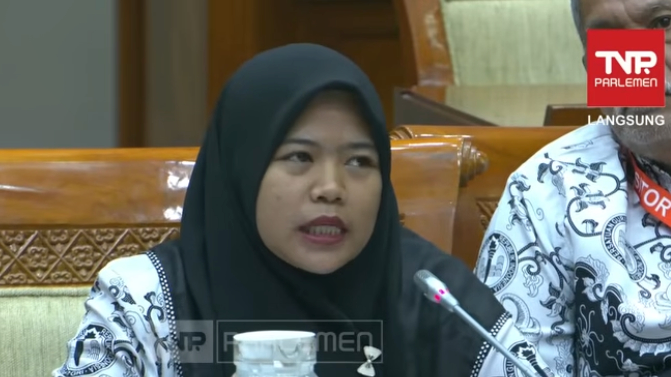 Cerita pilu Guru Tri Wulansari di DPR: Niat disiplinkan siswa malah berujung dilaporkan ke polisi