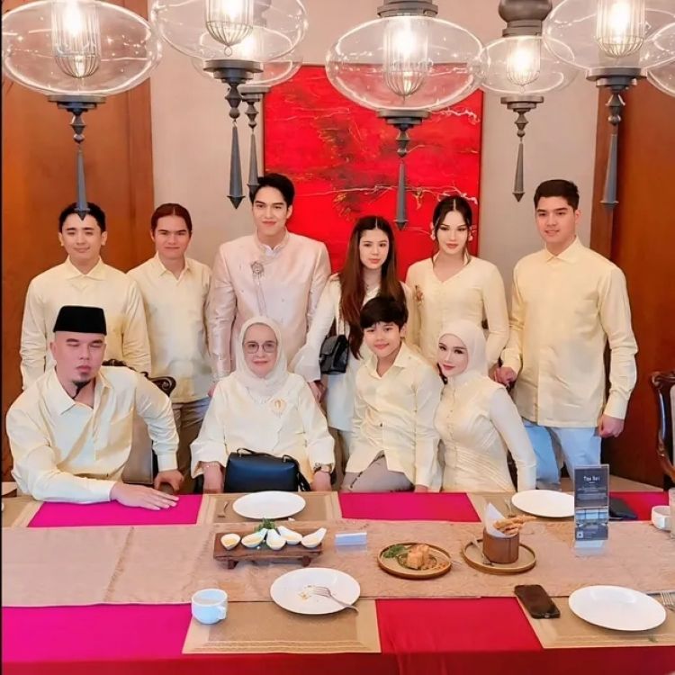 7 Potret kehangatan lamaran El Rumi dan Syifa Hadju, keluarga besar tampil kompak kuning terang