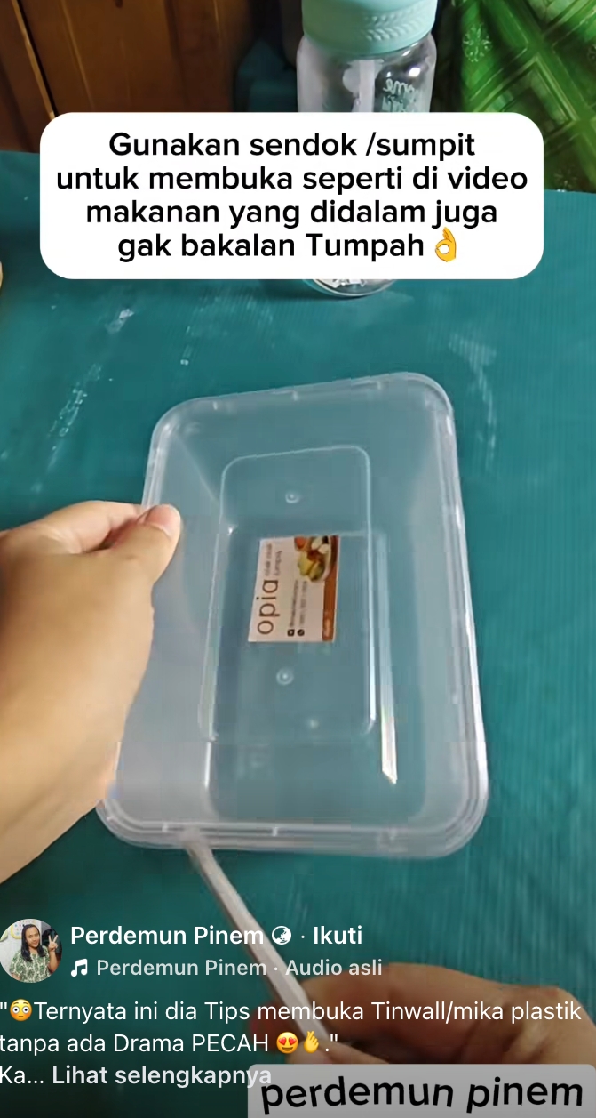 Bukan ditarik paksa, ini cara mudah membuka tutup mika plastik yang benar tanpa pecah