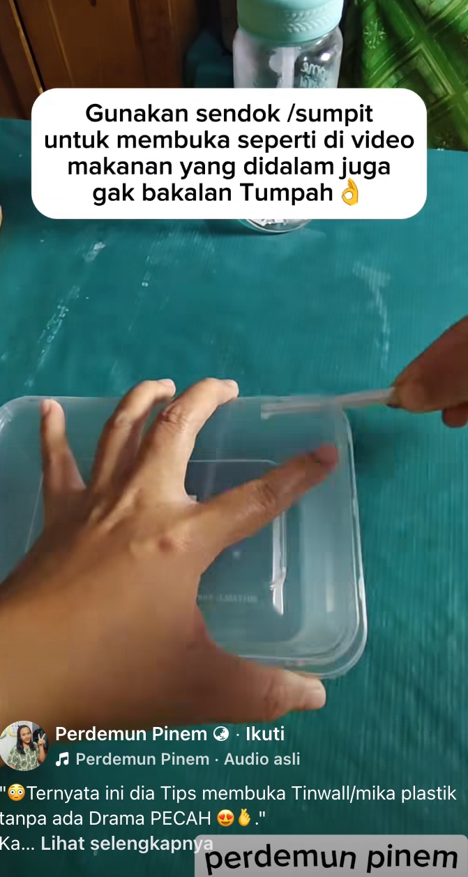 Bukan ditarik paksa, ini cara mudah membuka tutup mika plastik yang benar tanpa pecah