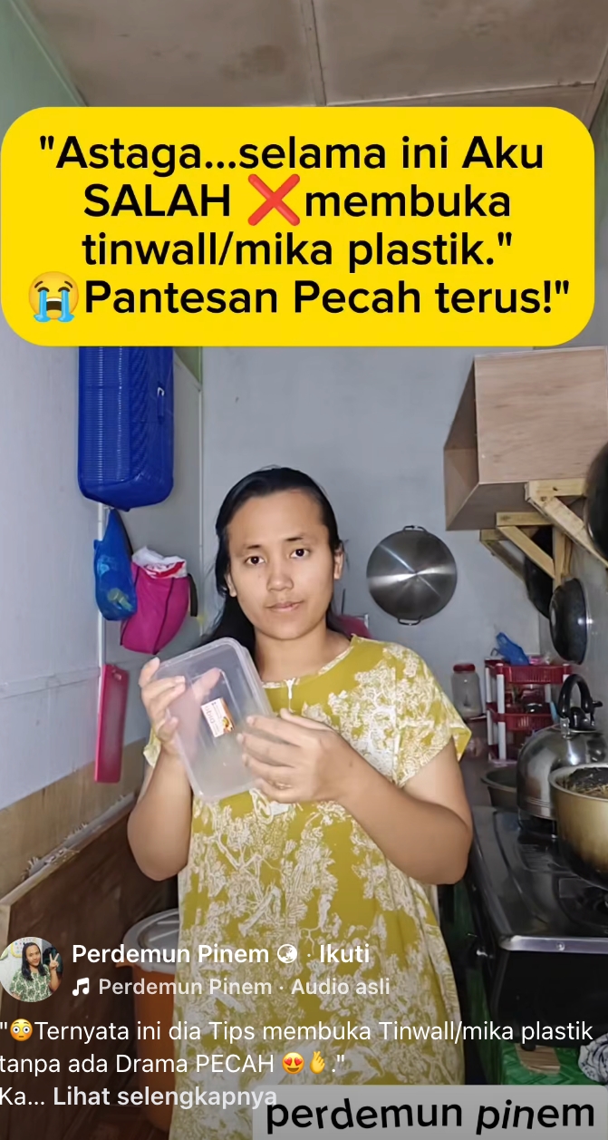 Bukan ditarik paksa, ini cara mudah membuka tutup mika plastik yang benar tanpa pecah