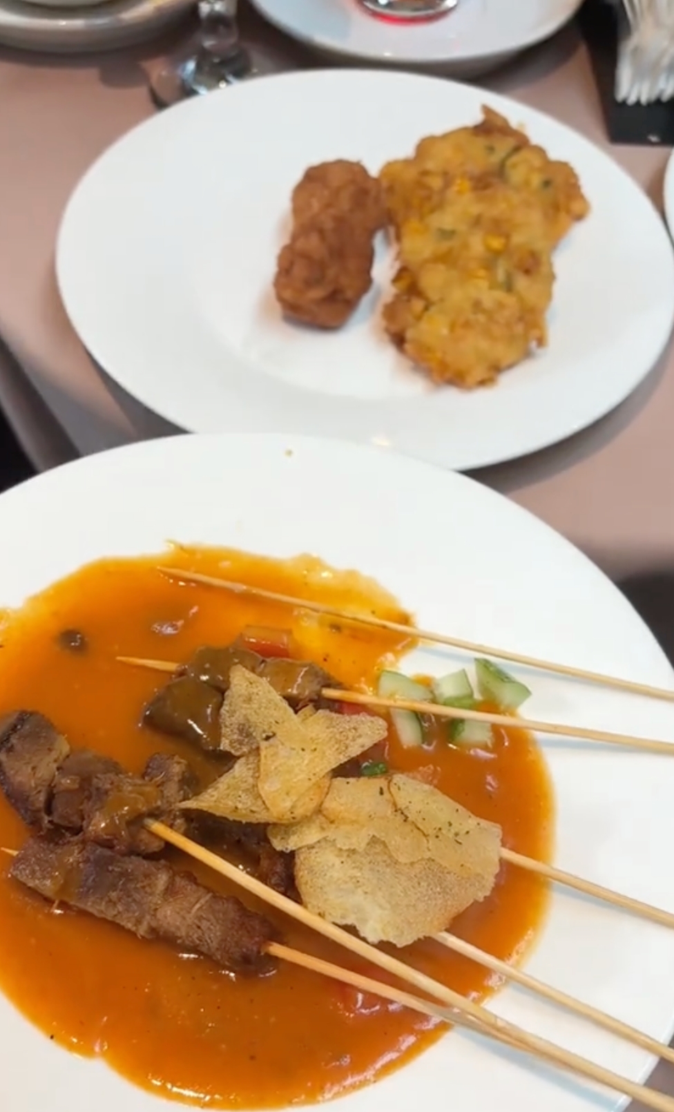 9 Potret dekorasi & menu makanan pertunangan El Rumi & Syifa Hadju, momen hangat kumpul keluarga besar