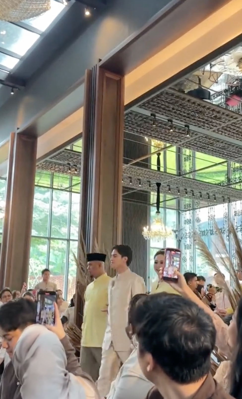 9 Potret dekorasi & menu makanan pertunangan El Rumi & Syifa Hadju, momen hangat kumpul keluarga besar