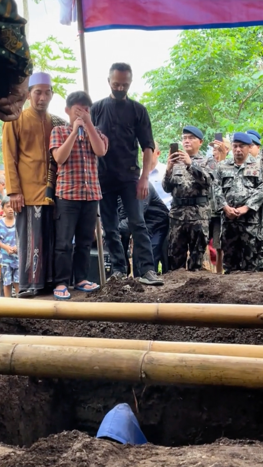 Ketegaran putra Deden Maulana antar ayahanda ke peristirahatan terakhir, azan dengan suara bergetar