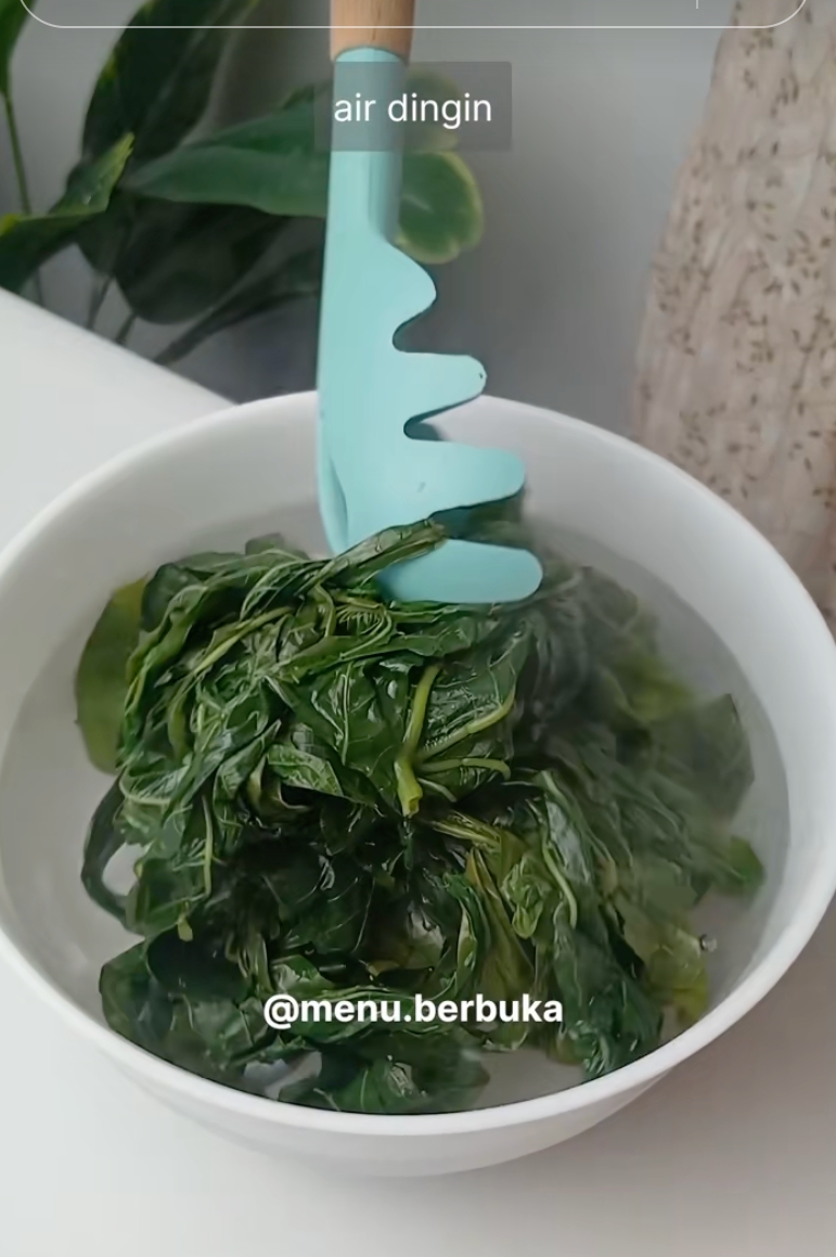 Cara masak daun singkong empuk buat lalapan cuma pakai bahan dapur sederhana