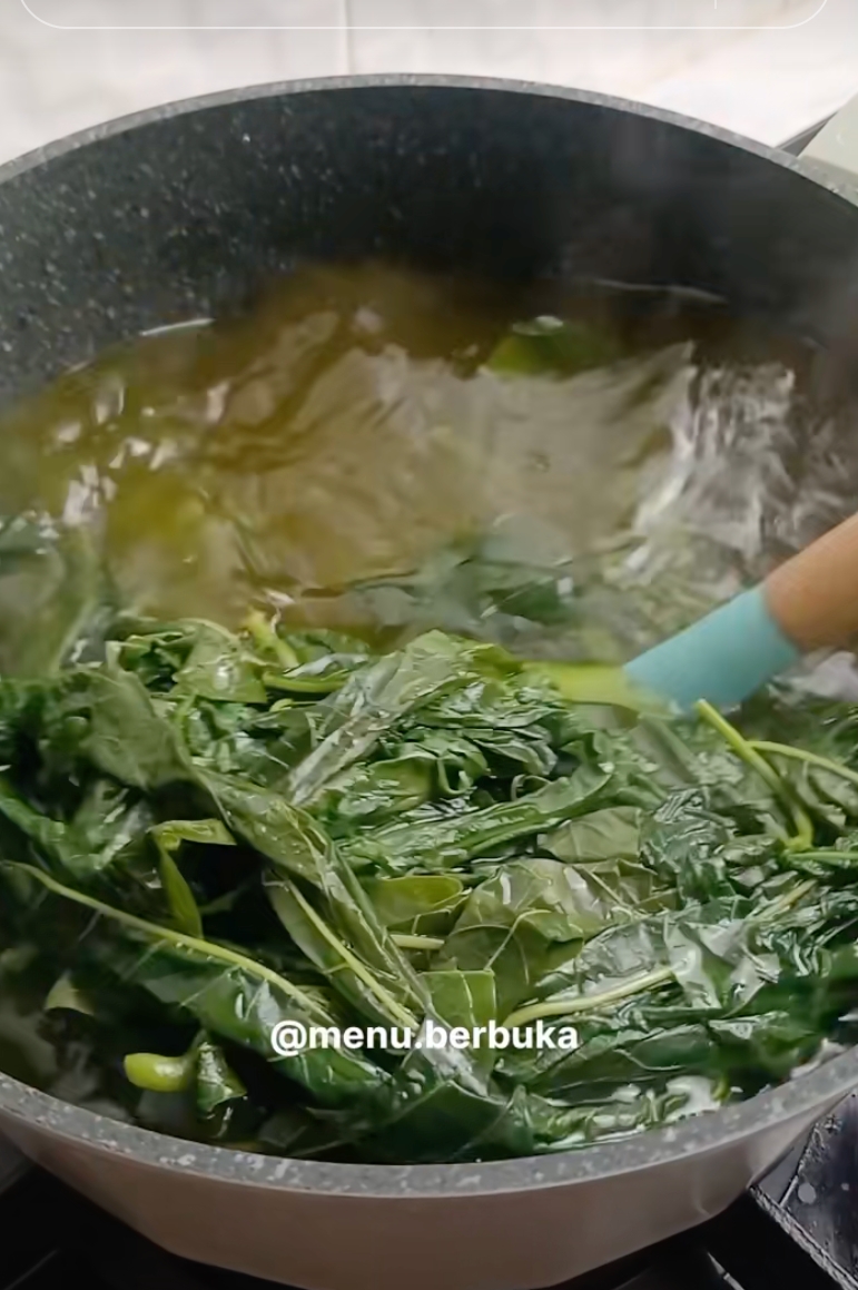Cara masak daun singkong empuk buat lalapan cuma pakai bahan dapur sederhana
