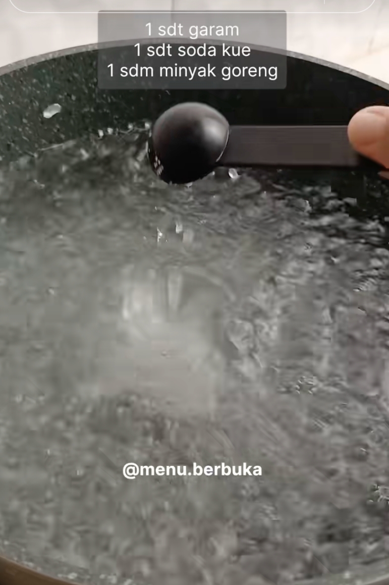 Cara masak daun singkong empuk buat lalapan cuma pakai bahan dapur sederhana