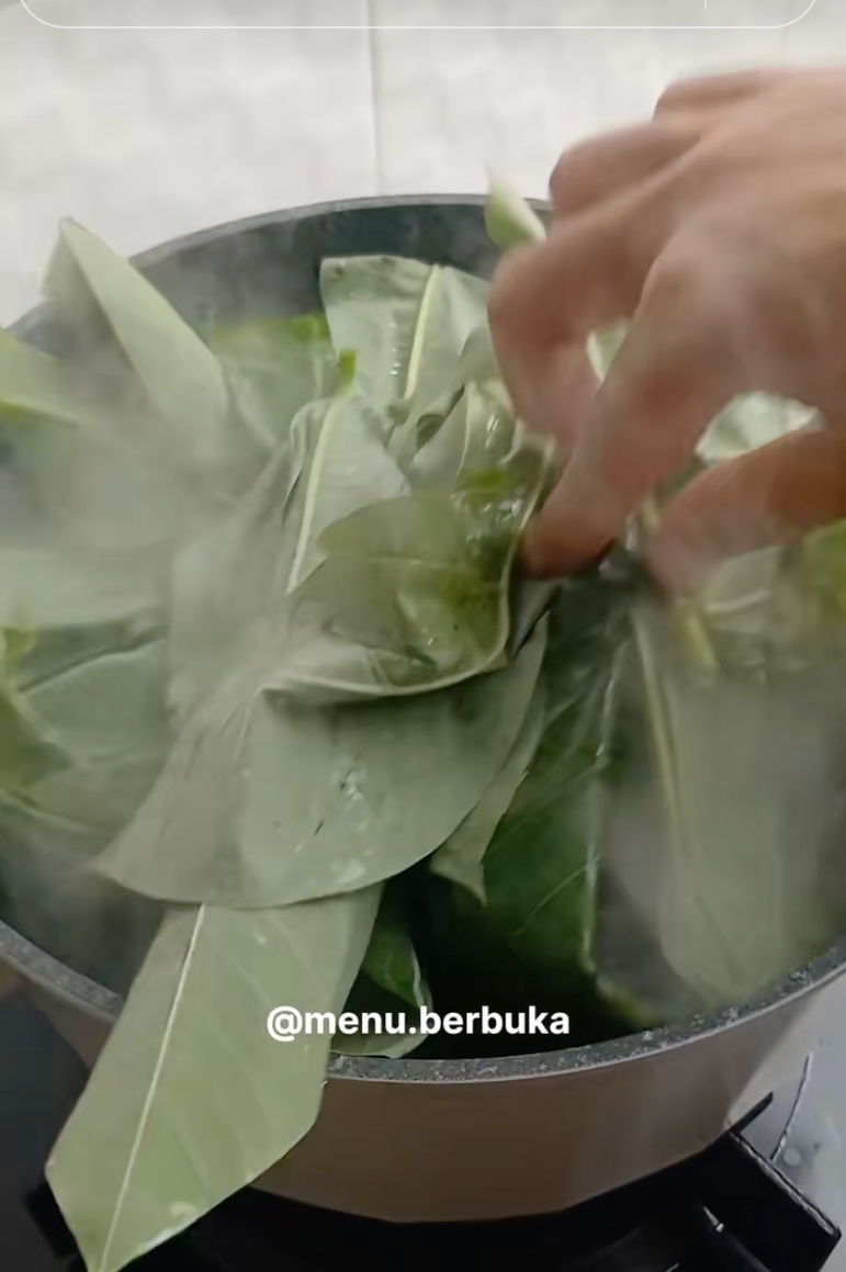 Cara masak daun singkong empuk buat lalapan cuma pakai bahan dapur sederhana