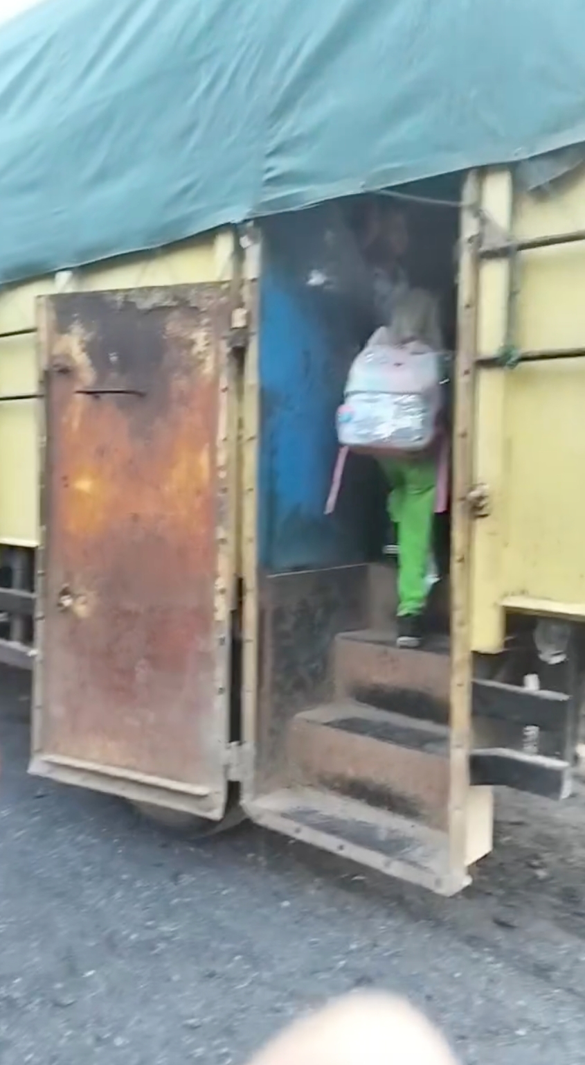 Modifikasi truk demi akses pendidikan, aksi kreatif sopir ini tuai pujian