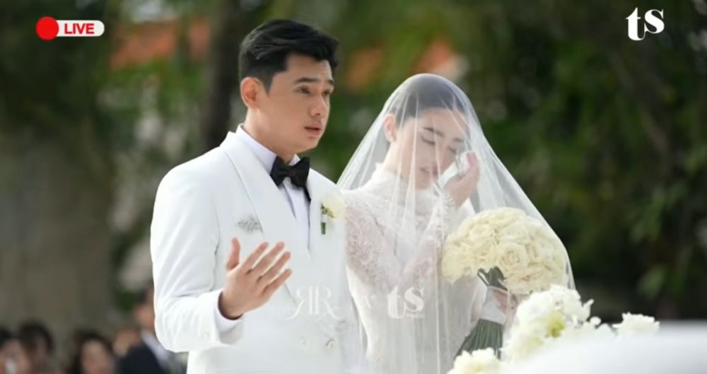 7 Potret detail gaun pengantin Ranty Maria yang dipuji sopan dan bersahaja saat pemberkatan
