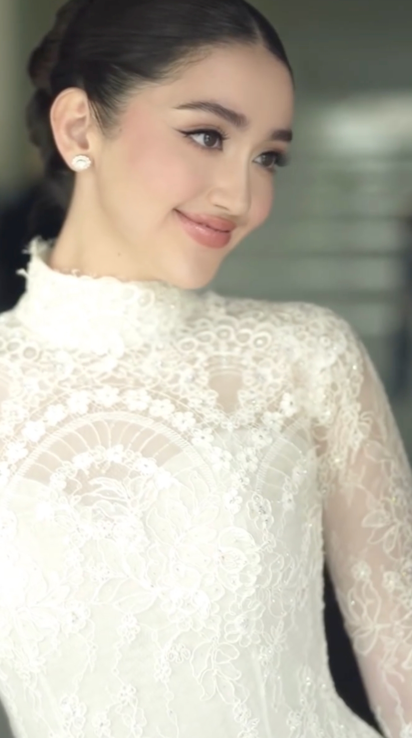 7 Potret detail gaun pengantin Ranty Maria yang dipuji sopan dan bersahaja saat pemberkatan