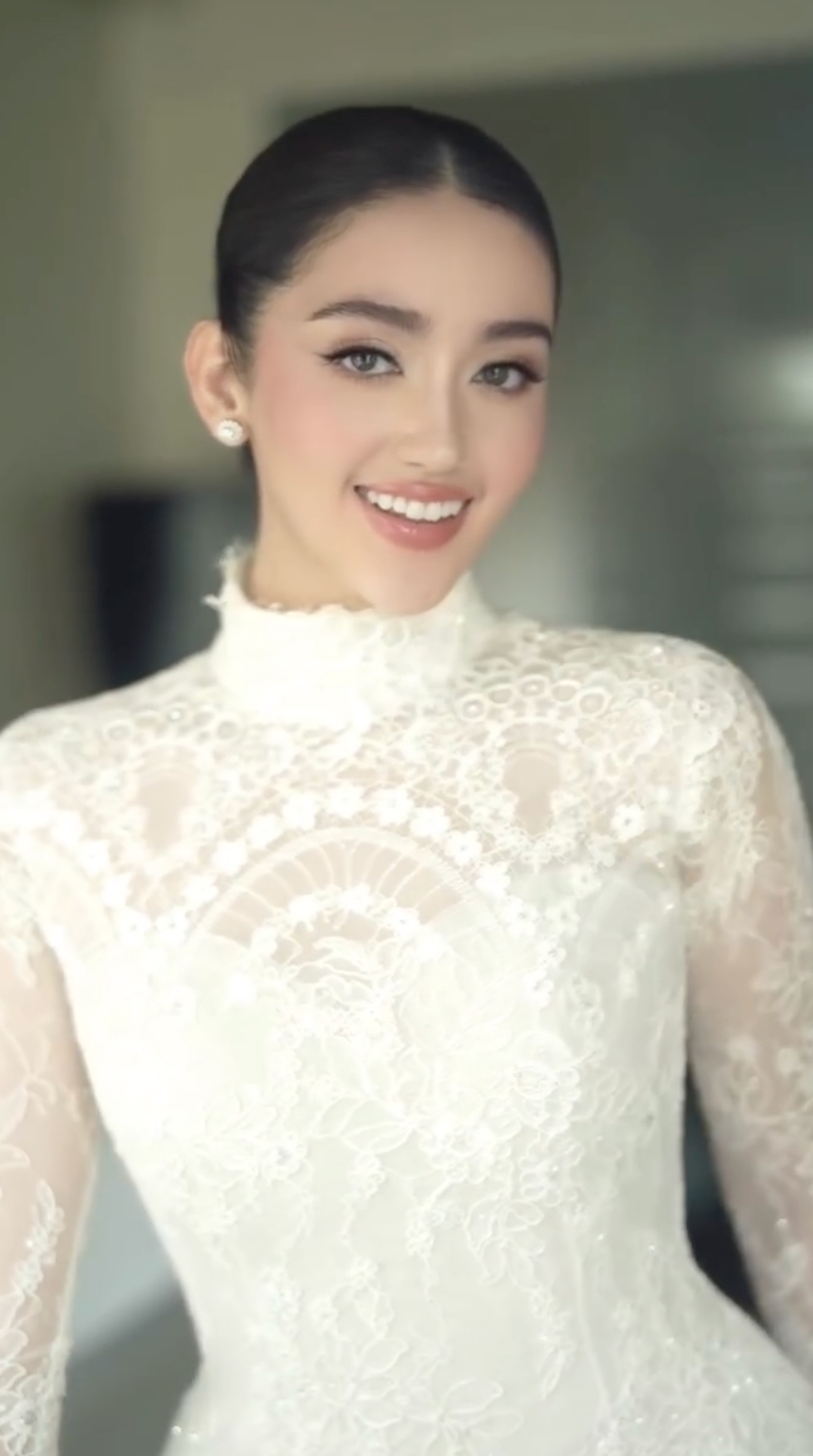 7 Potret detail gaun pengantin Ranty Maria yang dipuji sopan dan bersahaja saat pemberkatan