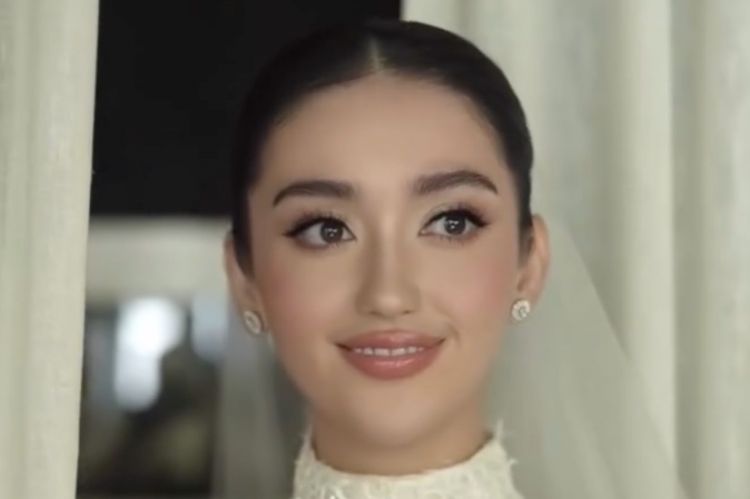 7 Potret detail gaun pengantin Ranty Maria yang dipuji sopan dan bersahaja saat pemberkatan