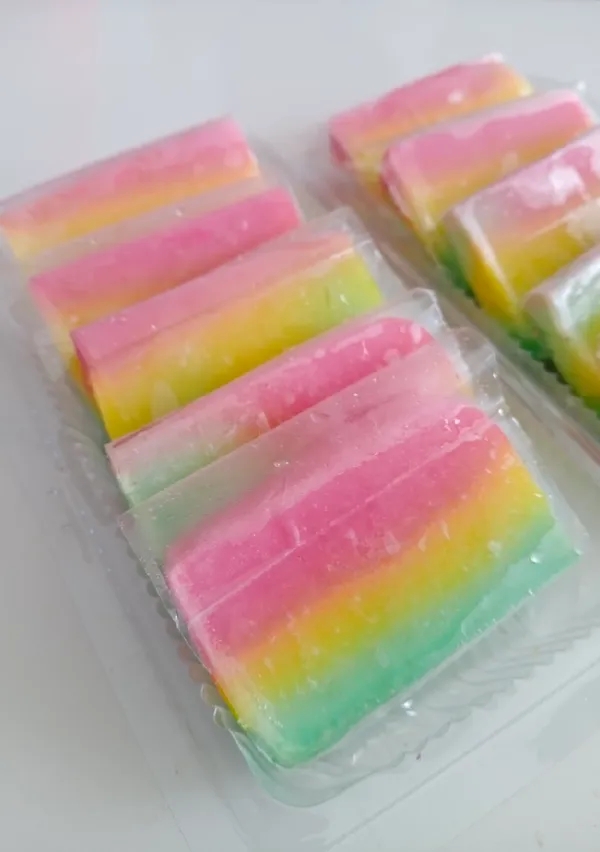 Resep es gabus pelangi hunkwe, jajanan legendaris yang teksturnya unik dan empuk disangka spons